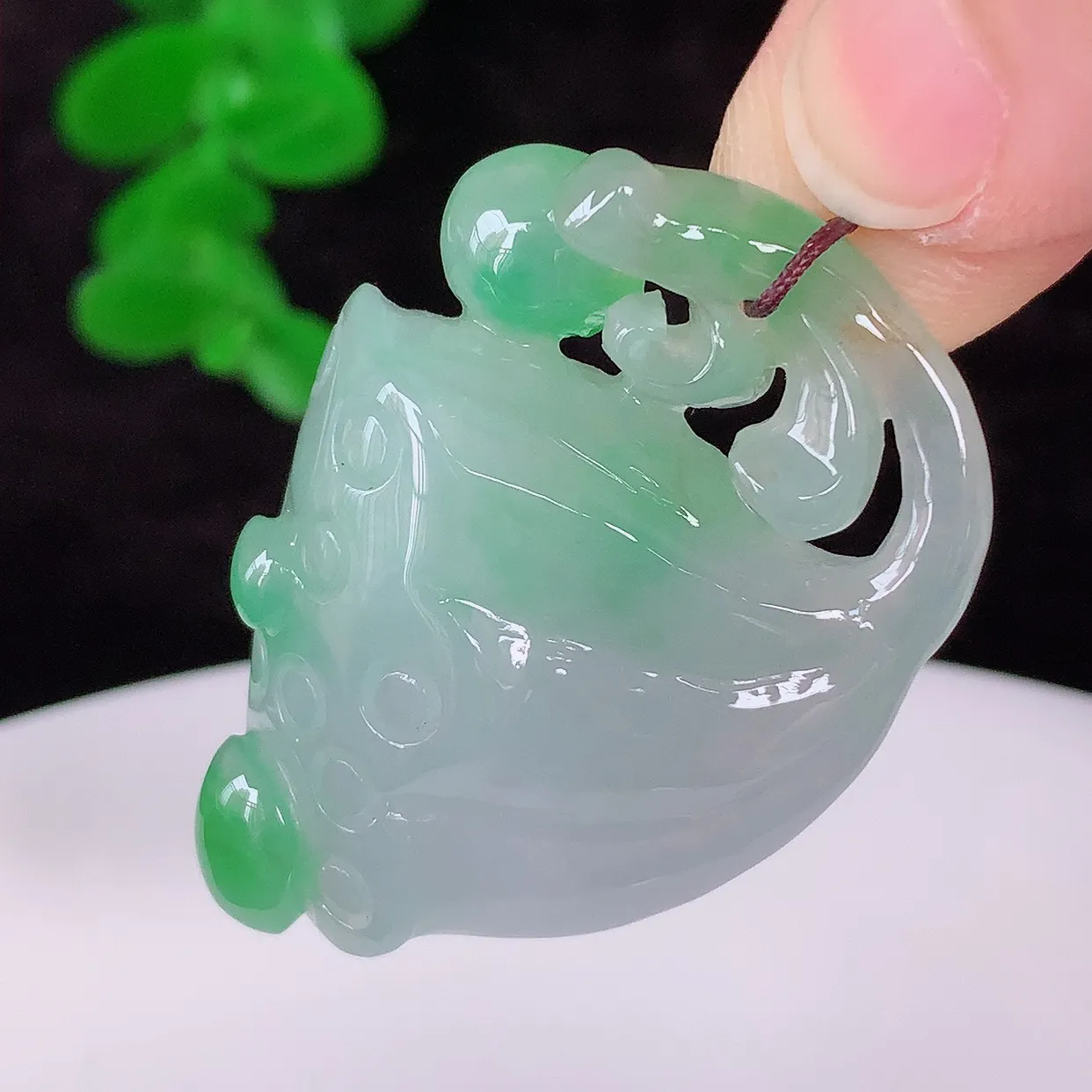 自然光实拍，冰润冰糯种飘绿翡翠招财莲蓬吊坠，水润精细，寓意路路都通，有着促进事业有运！#02.28