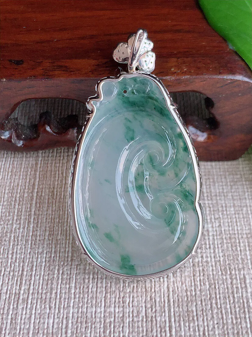 a货翡翠老坑冰种18K金镶嵌飘花如意吊坠  尺寸48.5×39×25.7×7.4mm 重量9.80g 0629