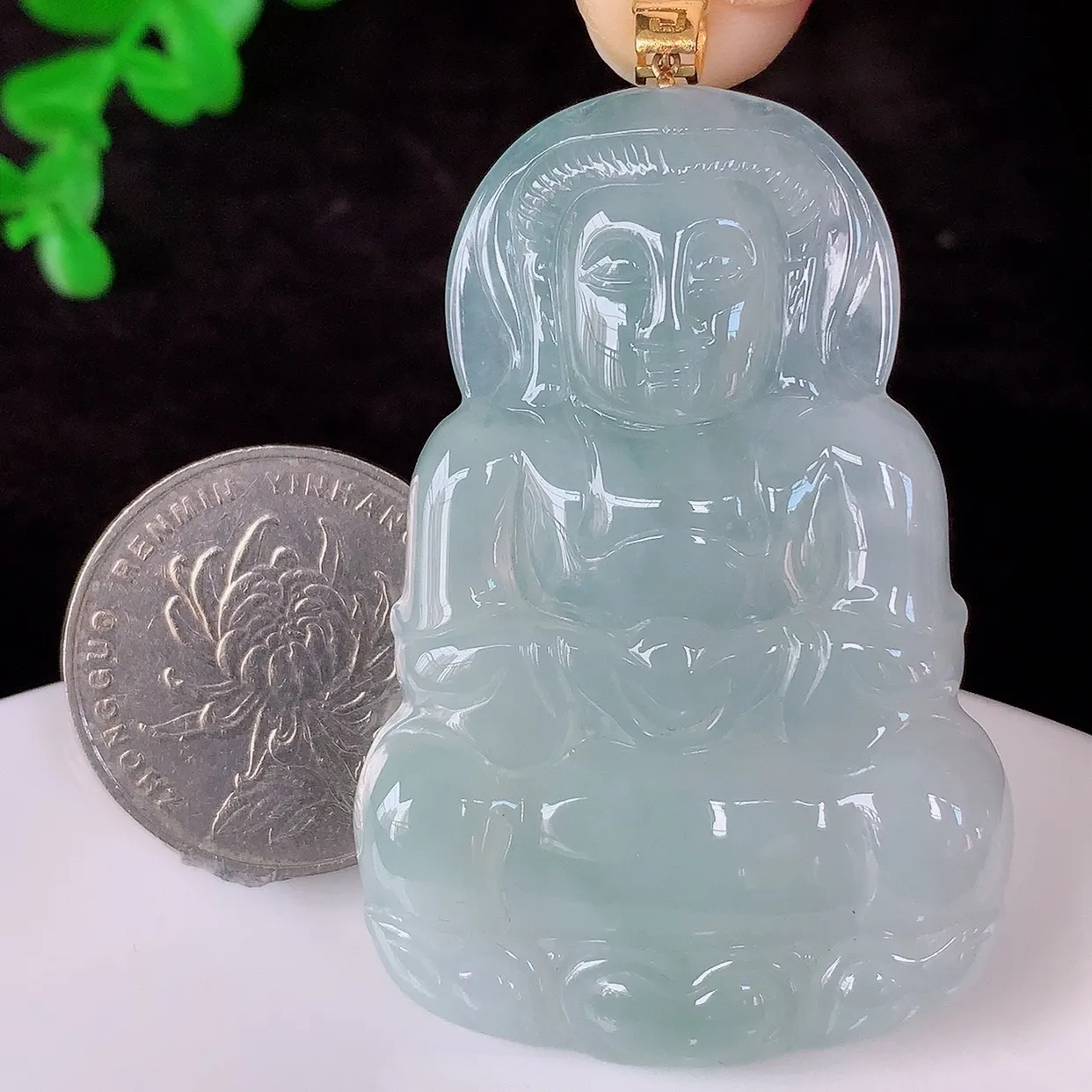 自然光实拍，18K金镶嵌冰种翡翠观音吊坠，赐福翡翠观音，翠色迷人，观音面相端庄，佩戴时尚出众！#35.28整体60.8*裸石53*36*5