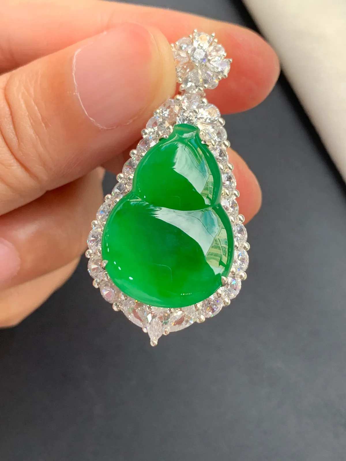 冰种辣阳绿葫芦吊坠
无纹裂，种好色好品相好，色泽浓郁艳丽，质地细腻水灵