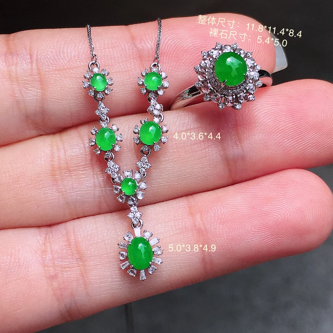 阳绿蛋面套装（锁骨链+戒指），色泽均匀艳丽，玉质细腻，荧光感超
强，饱满圆润，气质满满。18k
金豪华镶嵌