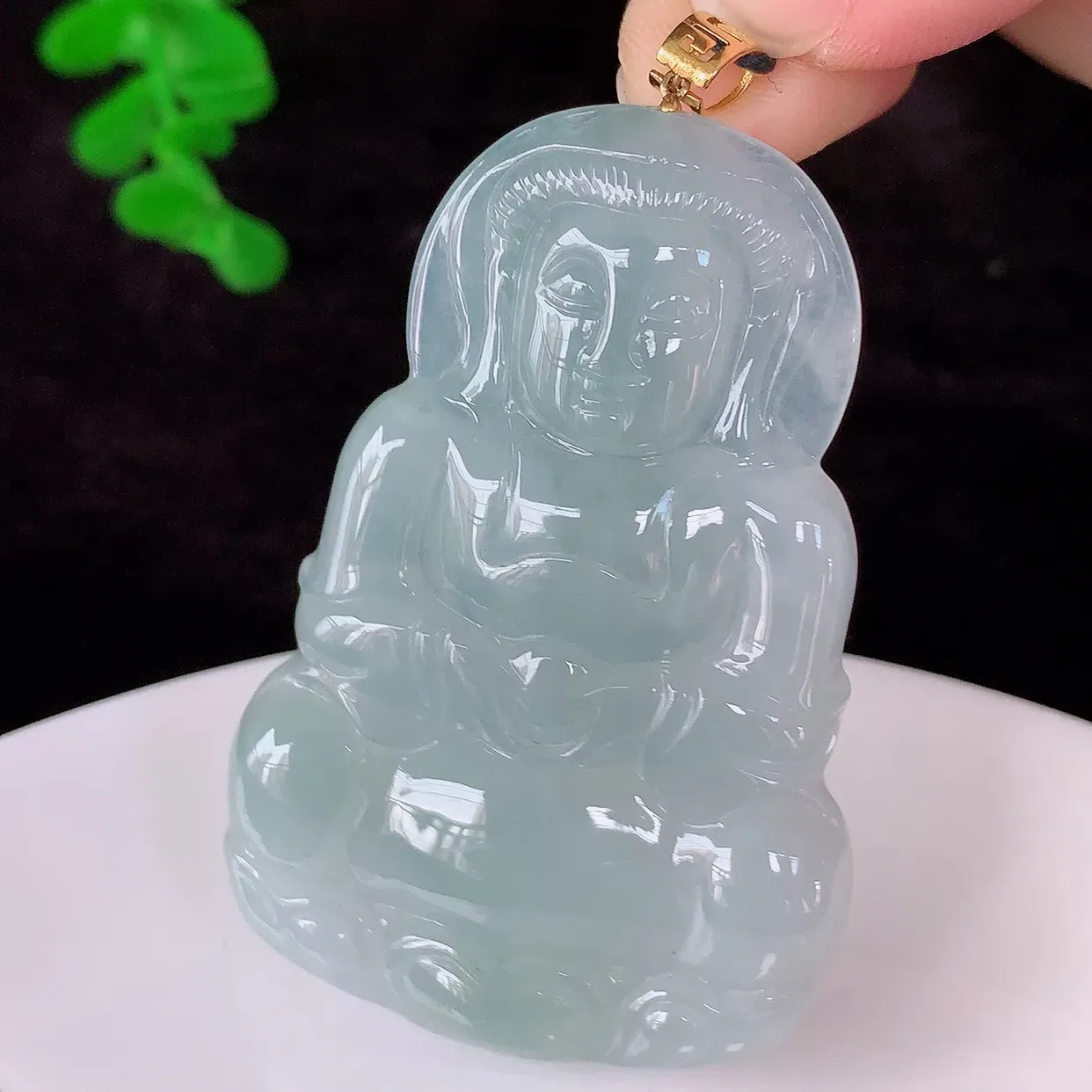 自然光实拍，18K金镶嵌冰种翡翠观音吊坠，赐福翡翠观音，翠色迷人，观音面相端庄，佩戴时尚出众！#35.28整体60.8*裸石53*36*5