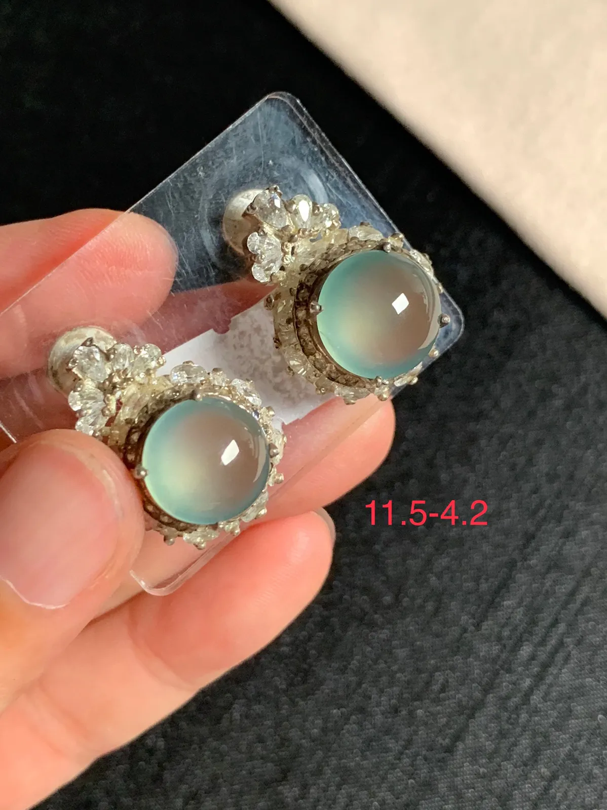 高冰晴水正圆耳钉
无纹裂，种好色美品相好，淡底色清透明亮，老坑种冰透水灵纯净饱满