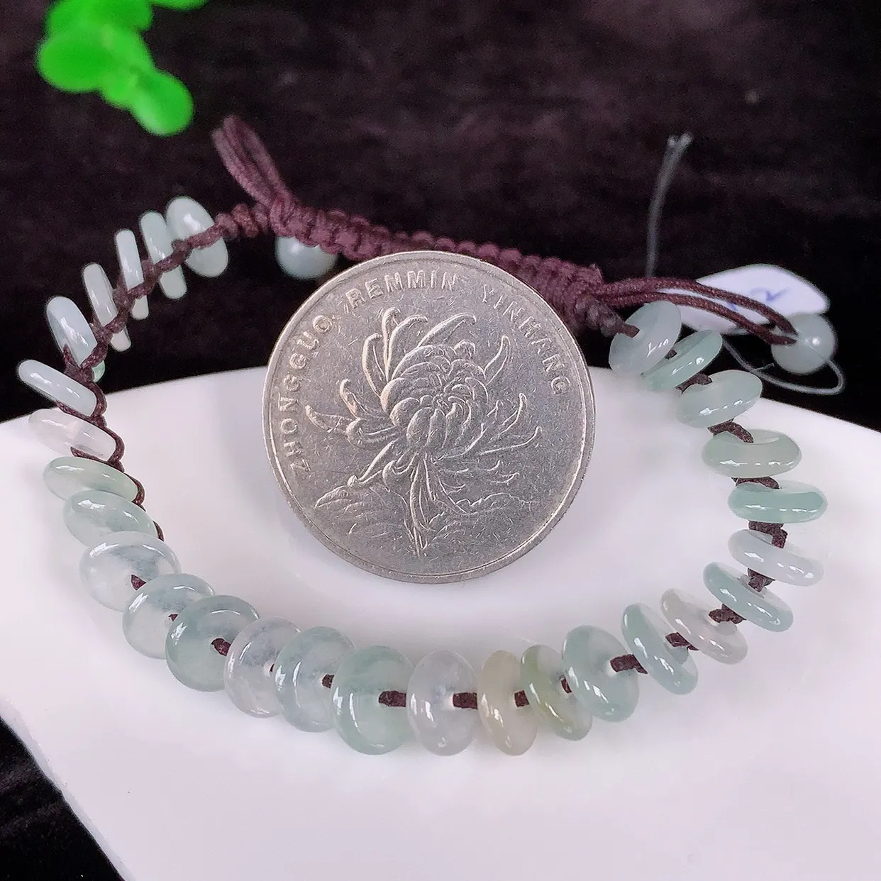 自然光实拍，冰润冰种双彩翡翠平安扣手串手链，种老水足，冰清玉润  颜色漂亮  #49.28取一尺寸7*2mm