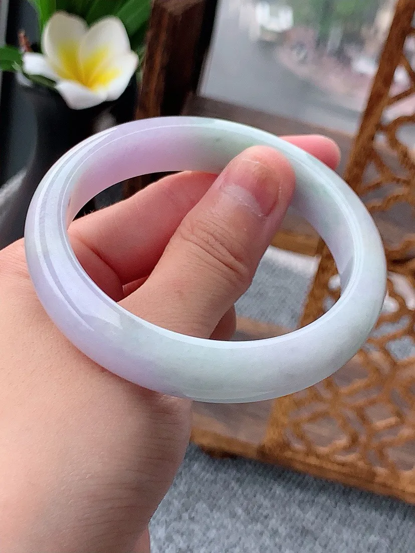 a货翡翠老坑春彩紫罗兰飘绿正装正圈手镯57-58圈口  尺寸57×12.3×7.7mm 重量56.00g 0620
