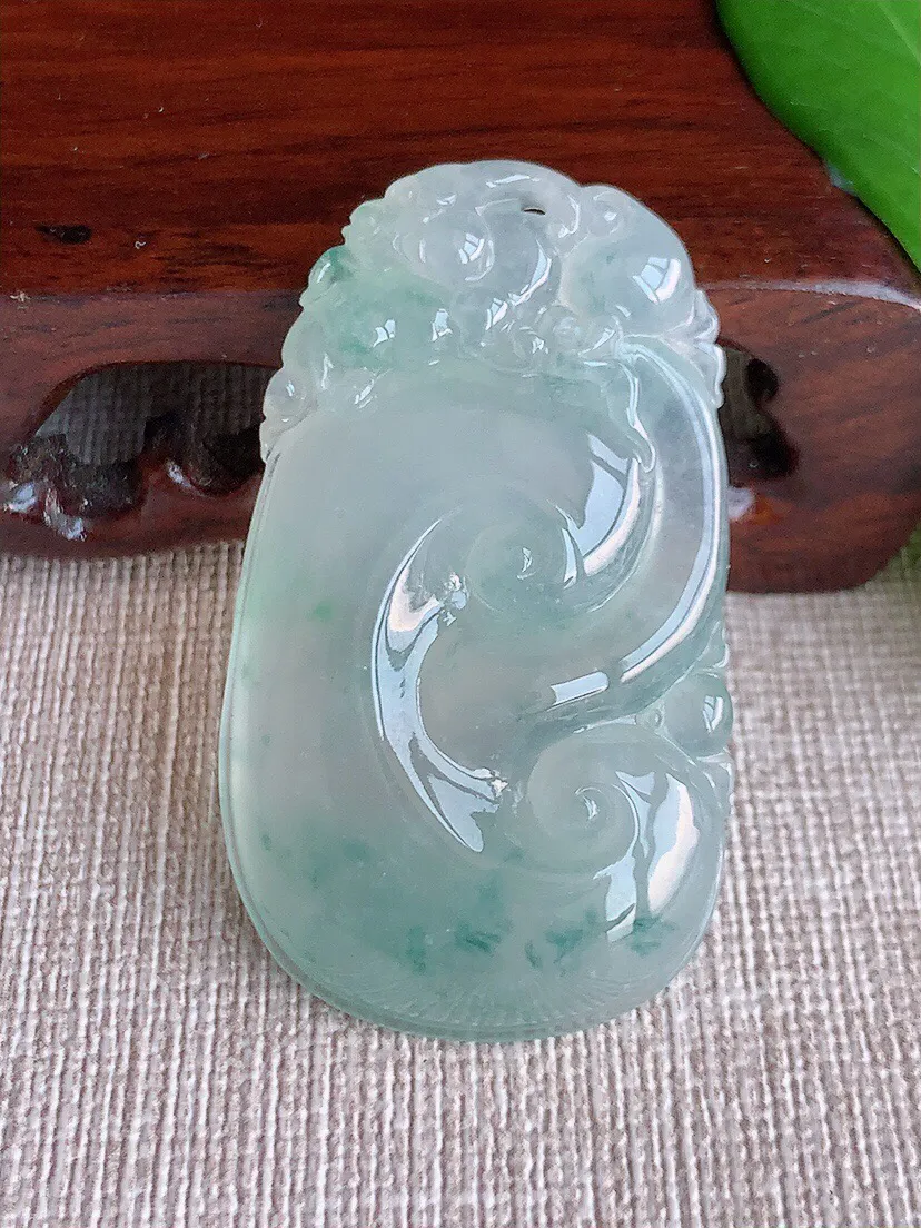 a货翡翠老坑冰种飘花如意吊坠 尺寸46.2×27×8.3mm 重量20.03g 0629
