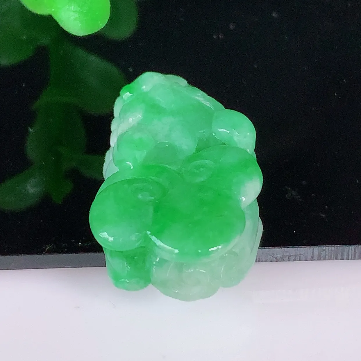 自然光实拍，冰润冰糯种飘阳绿翡翠招财貔貅吊坠，民间有“一摸貔貅运程旺盛，再摸貔貅财运滚滚，三摸貔貅平步青云 ”的美好祝愿。#57.28