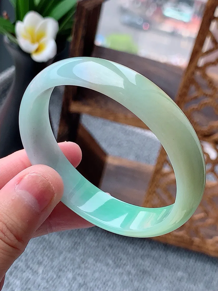 a货翡翠老坑黄加绿双彩贵妃手镯54-55圈口尺寸54.3×48×13.4×5.7mm 重量37.60g 0619