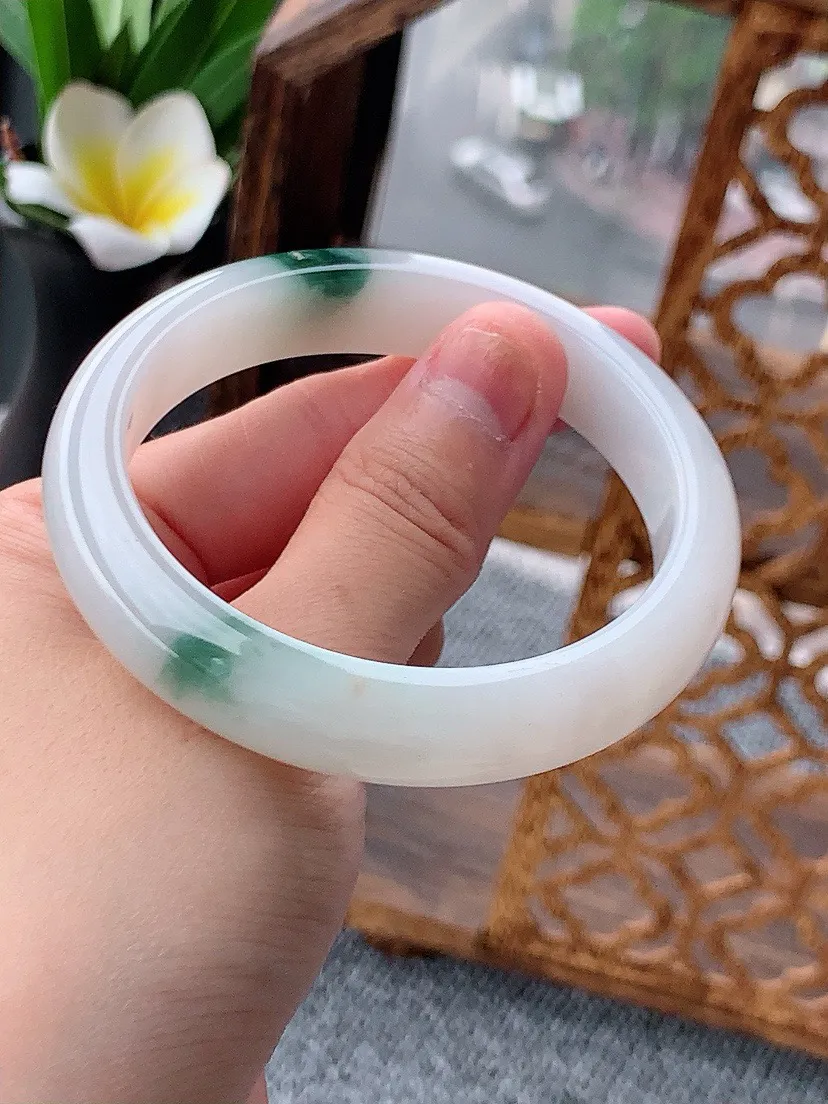 a货翡翠老坑飘花正装正圈手镯55-56圈口  尺寸55.6×12×7.6mm 重量52.56g 0620