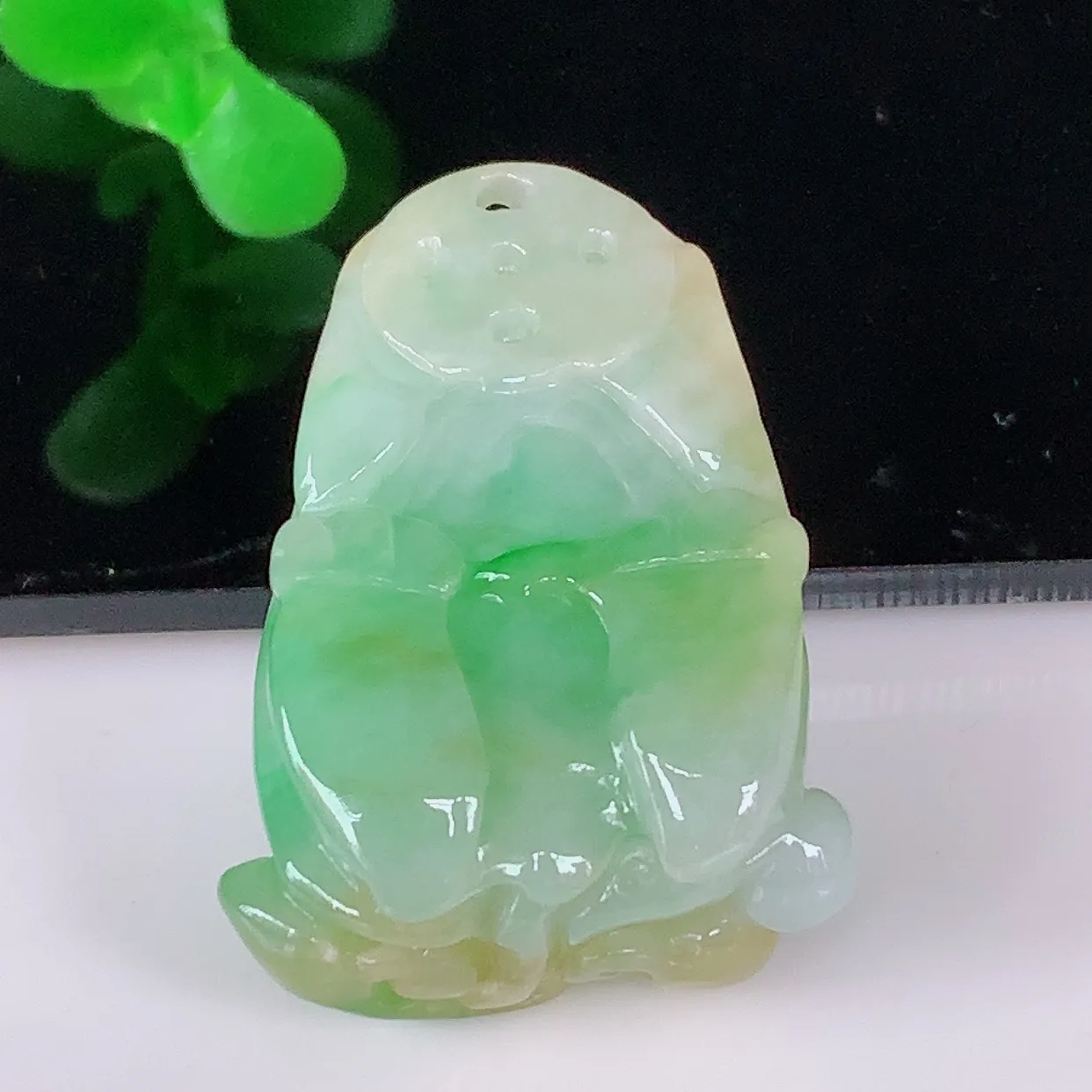 自然光实拍，冰润冰糯种双彩黄加绿翡翠招财貔貅吊坠，民间有“一摸貔貅运程旺盛，再摸貔貅财运滚滚，三摸貔貅平步青云 ”的美好祝愿。#02.28