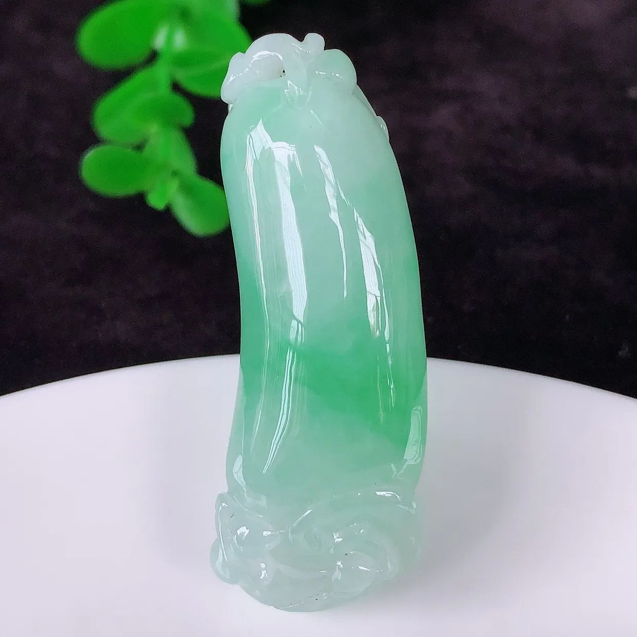 自然光实拍，冰润冰糯种飘绿翡翠招财福瓜吊坠，翡翠福瓜招财瓜，冰润且起胶感，佩戴效果优雅迷人！#46.28