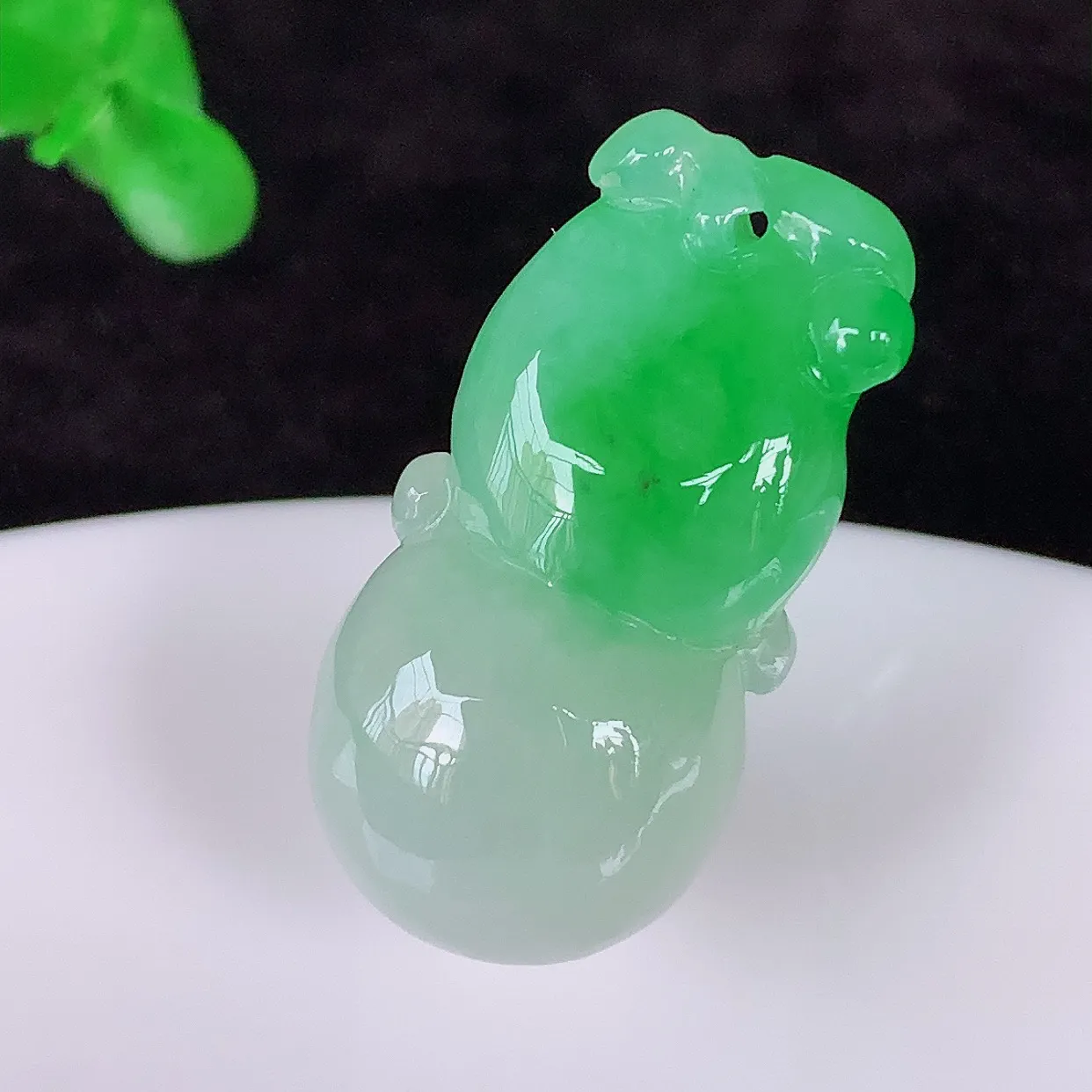 自然光实拍，冰润冰糯种飘阳绿翡翠葫芦吊坠，葫芦寓意福禄双全，财源滚滚，饱满，清新脱俗，佩戴效果优雅迷人！#57.28
