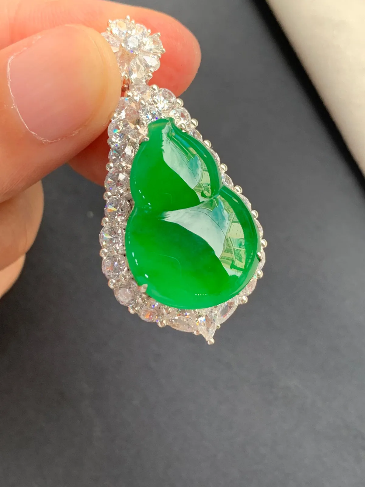 冰种辣阳绿葫芦吊坠
无纹裂，种好色好品相好，色泽浓郁艳丽，质地细腻水灵