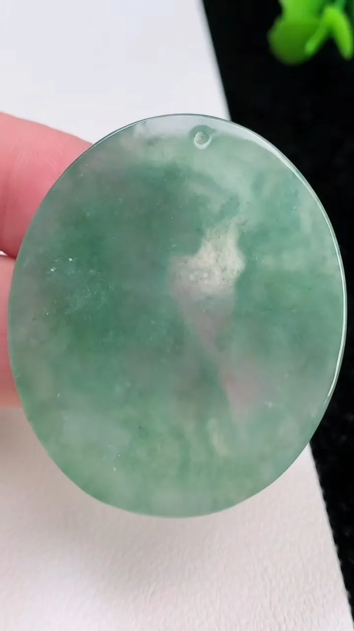 天然A货翡翠生肖虎吊坠，尺寸43.5-36.7-5.3，重量:19.87g
7月2日
