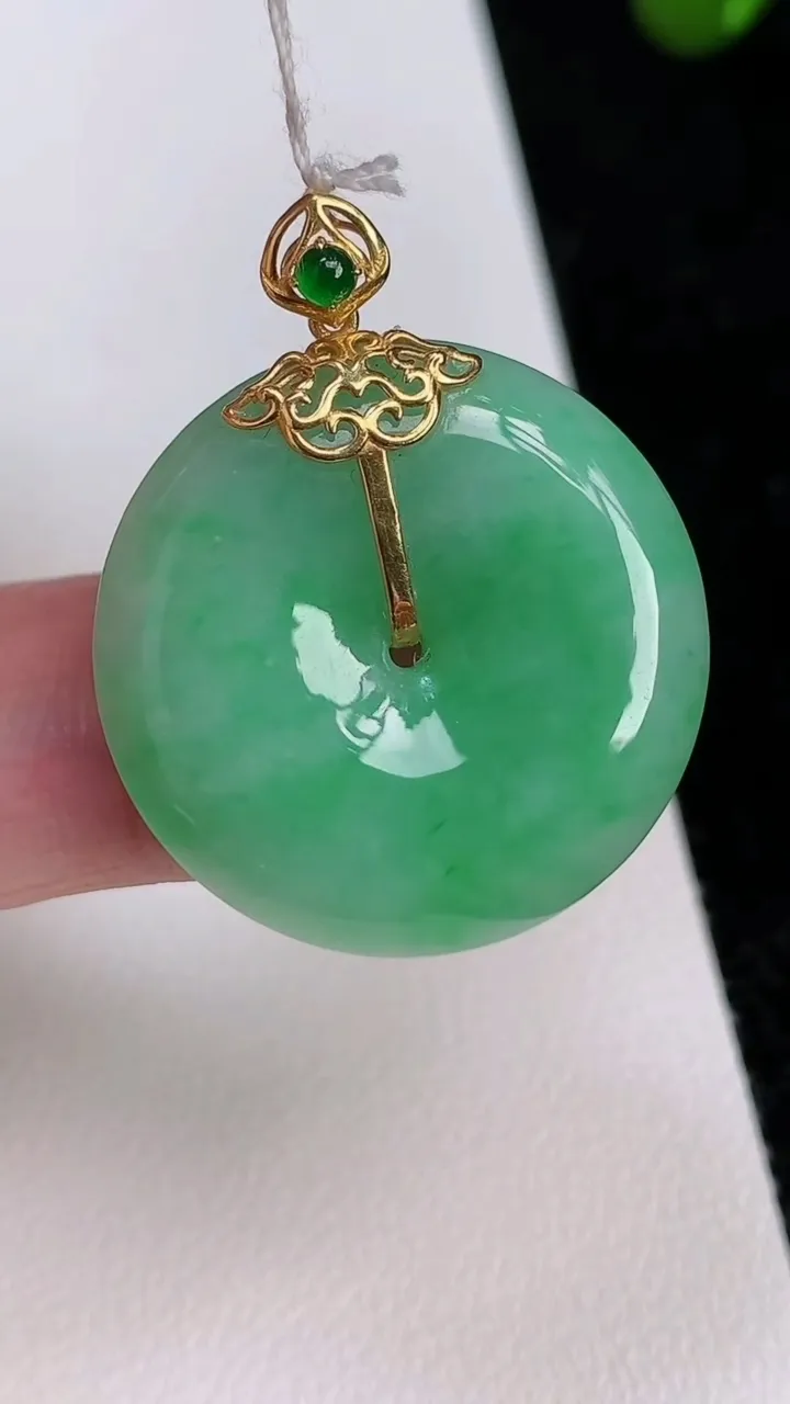 天然A货翡翠平安扣吊坠，尺寸25.6-6，重量:9.08g
7月1日