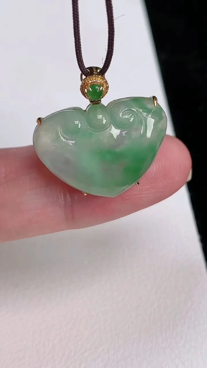 天然A货翡翠如意头吊坠，尺寸20-15-20.8-5.7，重量:3.19g
7月1日