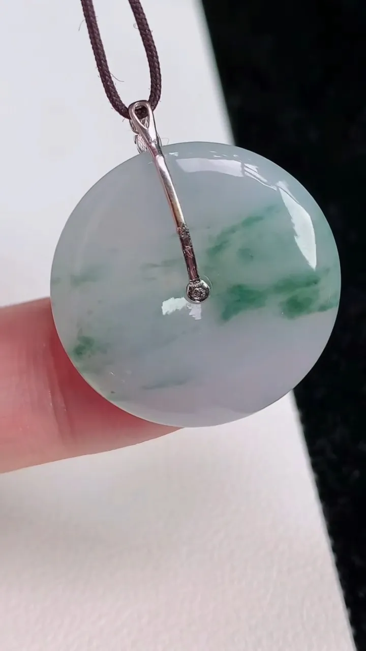 天然A货翡翠18k金飘花平安扣吊坠，尺寸24-4.3，重量:5.74g
7月1日