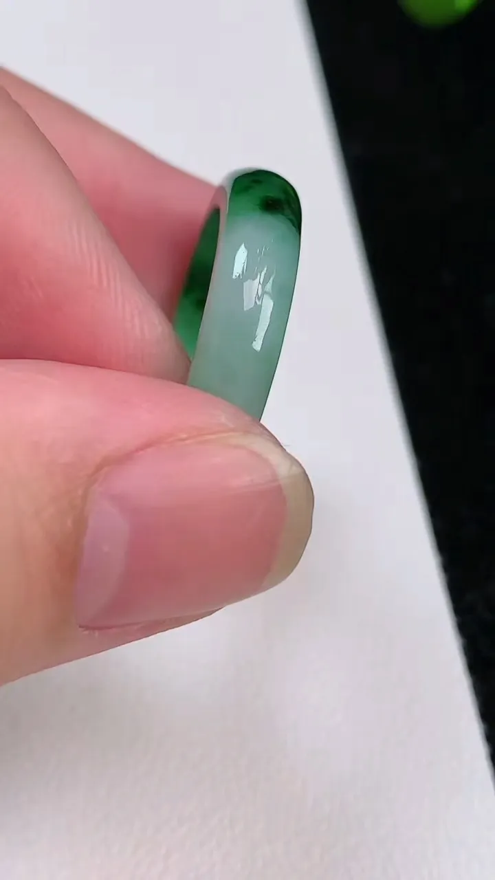 天然A货翡翠戒指指环，尺寸18.9-5-3，重量:3.81g2025年7月1日
工厂直销收藏佳品,种好水足，色泽均匀，有种有色，上手高大气！