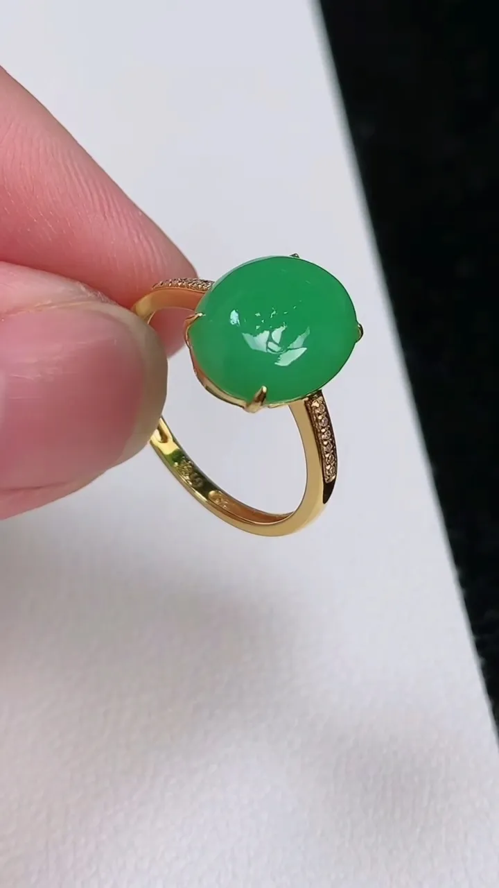 天然A货翡翠蛋面戒指，尺寸17.4-12-9，重量:1.97g2025年7月1日
工厂直销收藏佳品,
