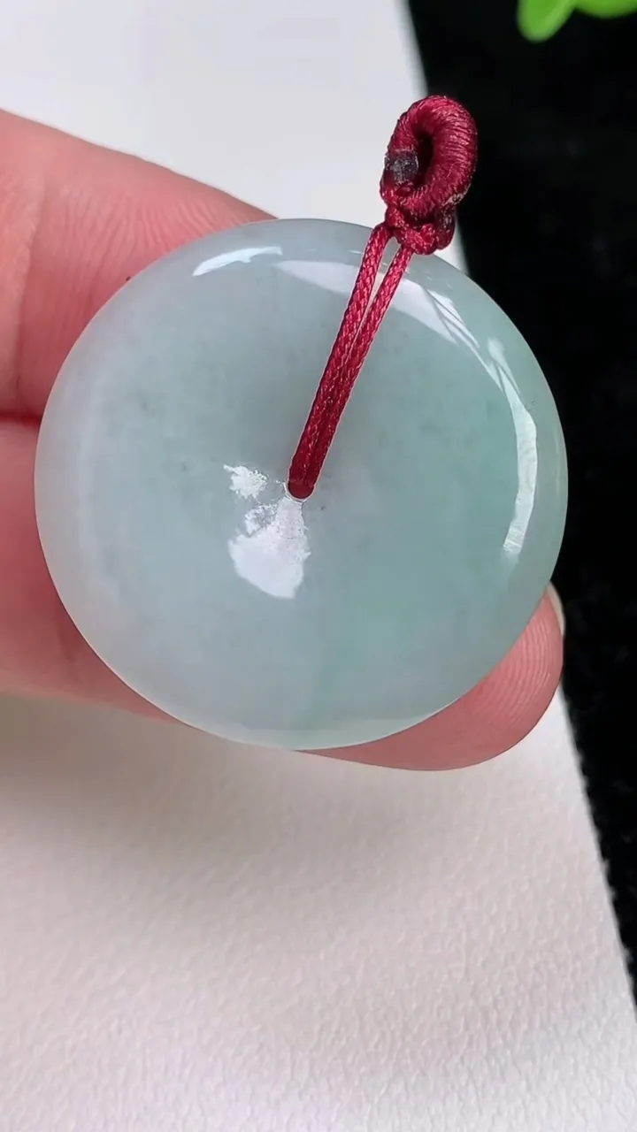 天然A货翡翠平安扣吊坠，尺寸28.7-4.7，重量:8.52g
7月1日