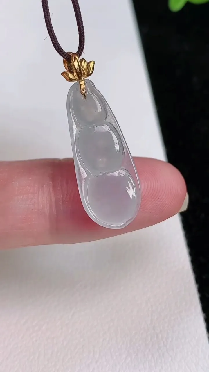 天然A货翡翠种福豆吊坠，尺寸23.2-9.6-4.3，重量:1.75g
7月1日