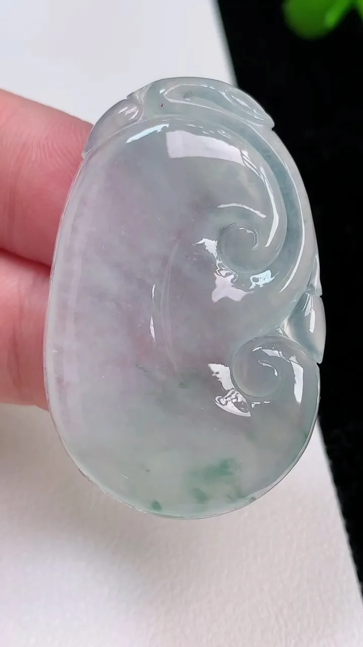 天然A货翡翠冰种飘花如意吊坠，尺寸43.3-27.8-4.3，重量:11.73g
7月1日