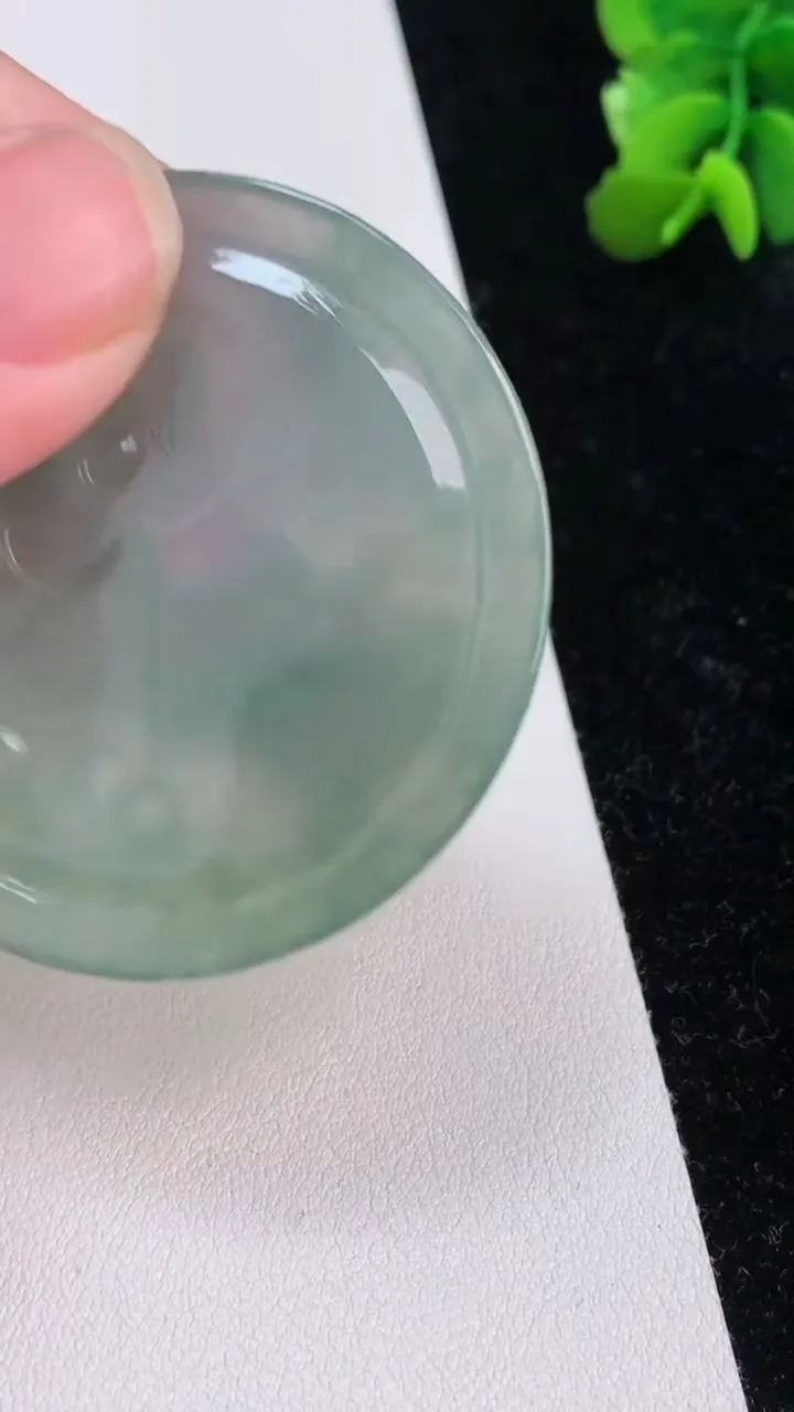 天然A货翡翠一念之间吊坠，尺寸50-4.8，重:23.95g
7月1日