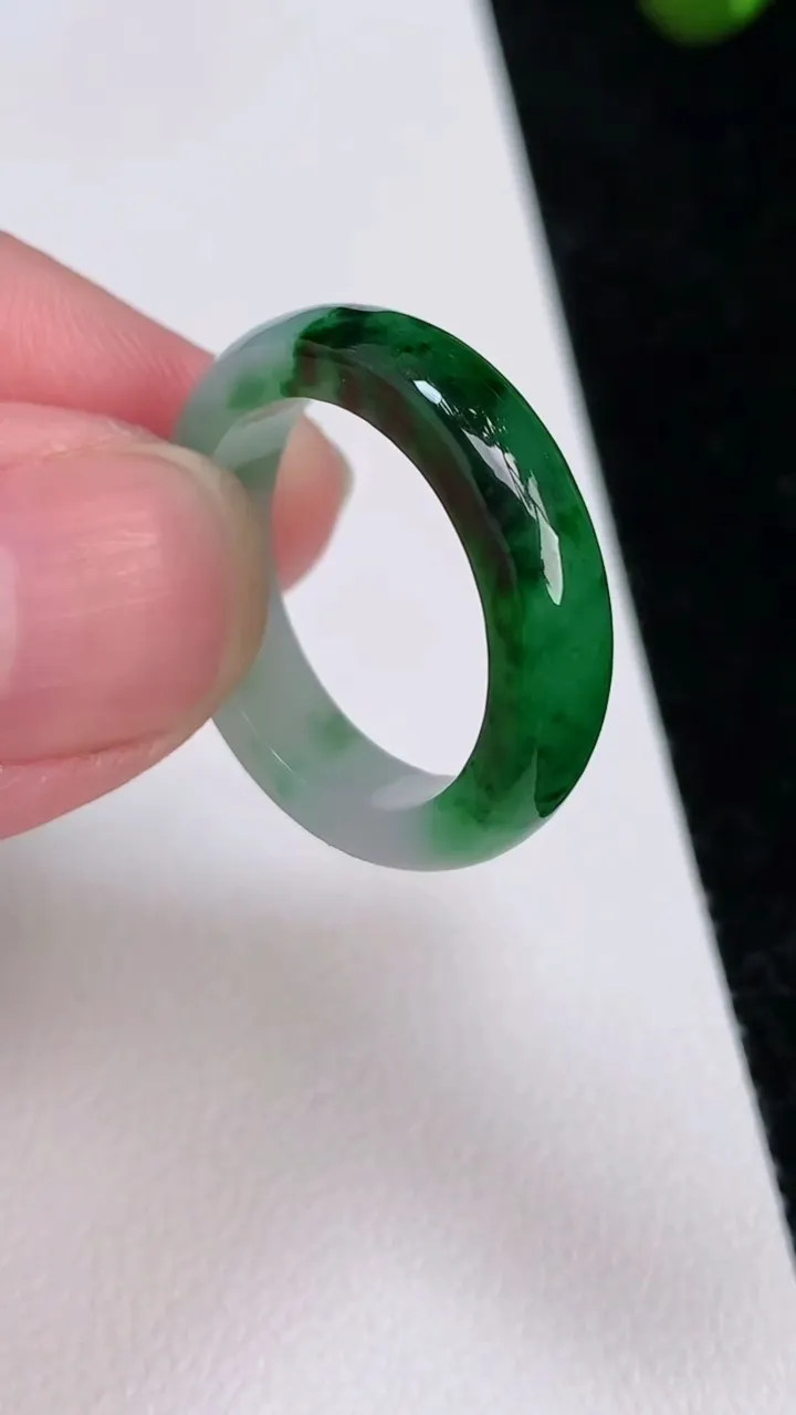 天然A货翡翠戒指指环，尺寸18.9-5-3，重量:3.81g2025年7月1日
工厂直销收藏佳品,种好水足，色泽均匀，有种有色，上手高大气！