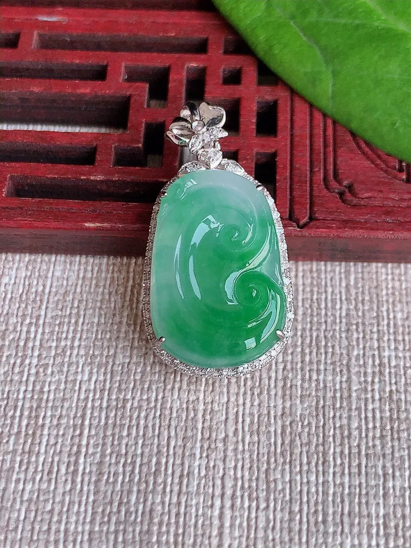天然A货翡翠18K金伴飘绿如意吊坠尺寸31×15.8×6裸石21×14m量3.54g 0629