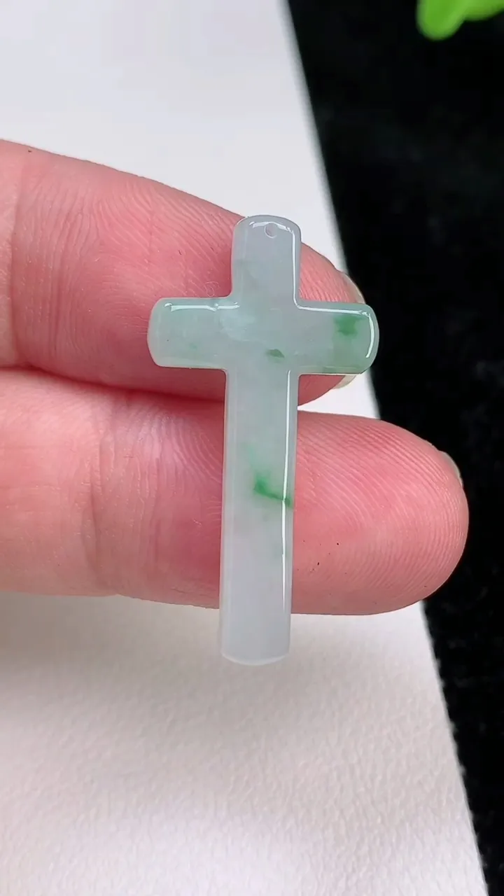 天然A货翡翠十字架吊坠，尺寸31.4-16-3，重量:2.21g
7月1日