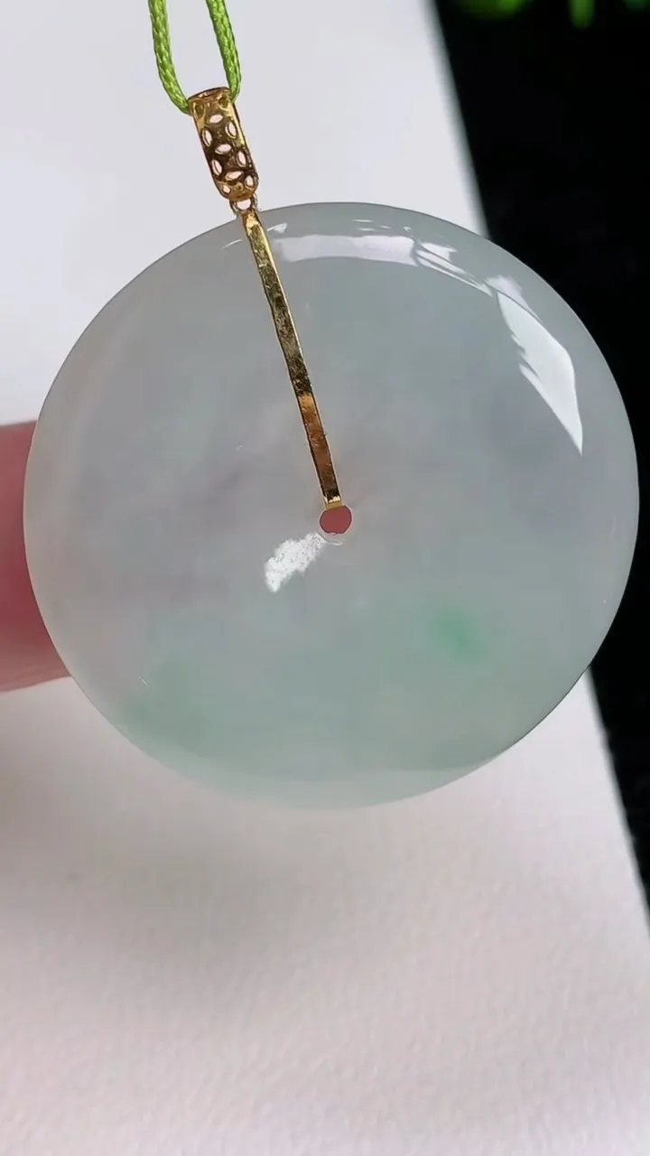 天然A货翡翠平安扣吊坠，尺寸32-5.2，重量:11.69g
7月1日