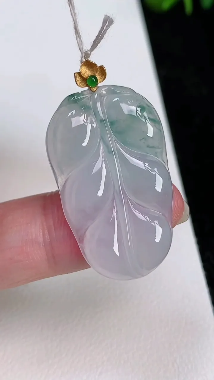 天然A货翡翠18k金飘花金枝玉叶 叶子吊坠，尺寸31.5-19.3-3.4，重量:4.43g
7月1