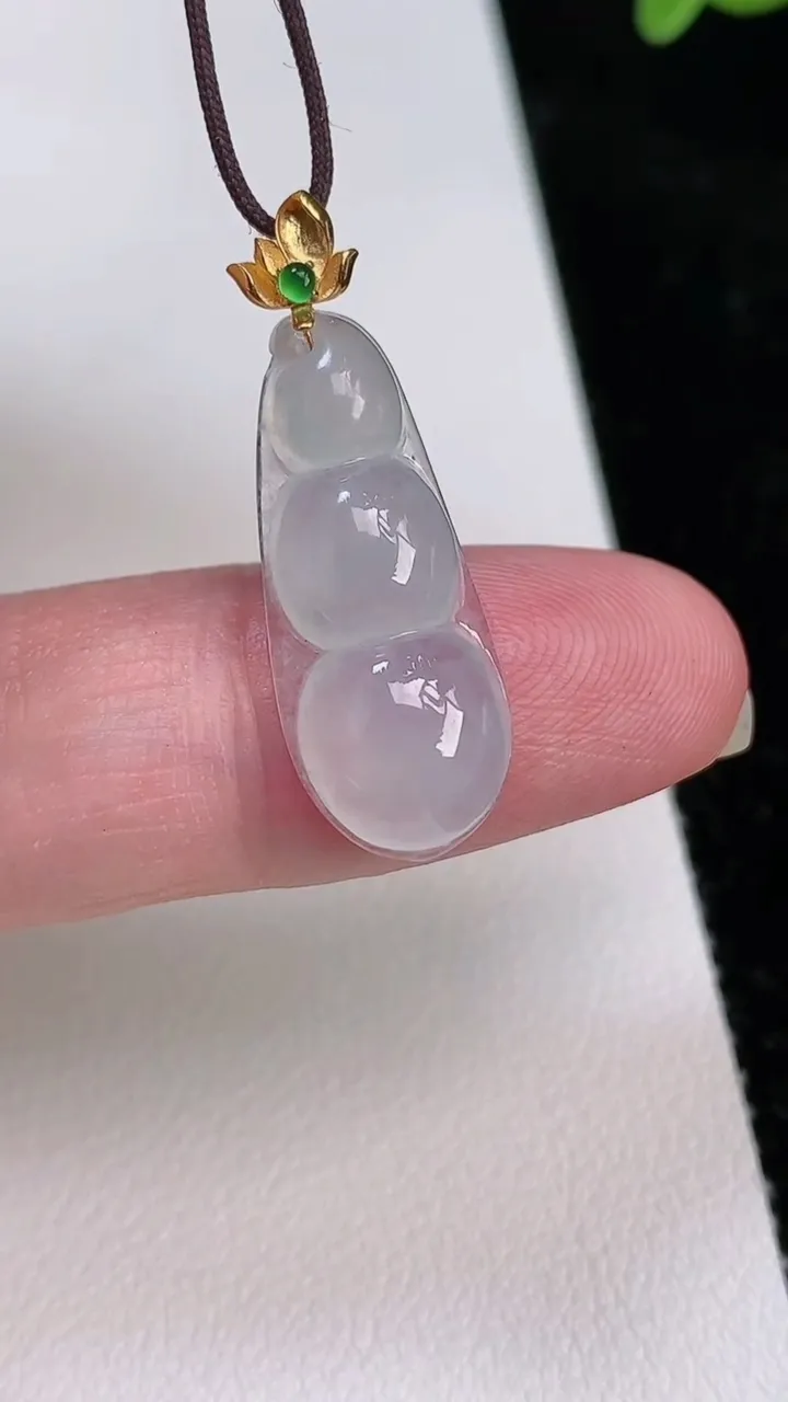 天然A货翡翠种福豆吊坠，尺寸23.2-9.6-4.3，重量:1.75g
7月1日