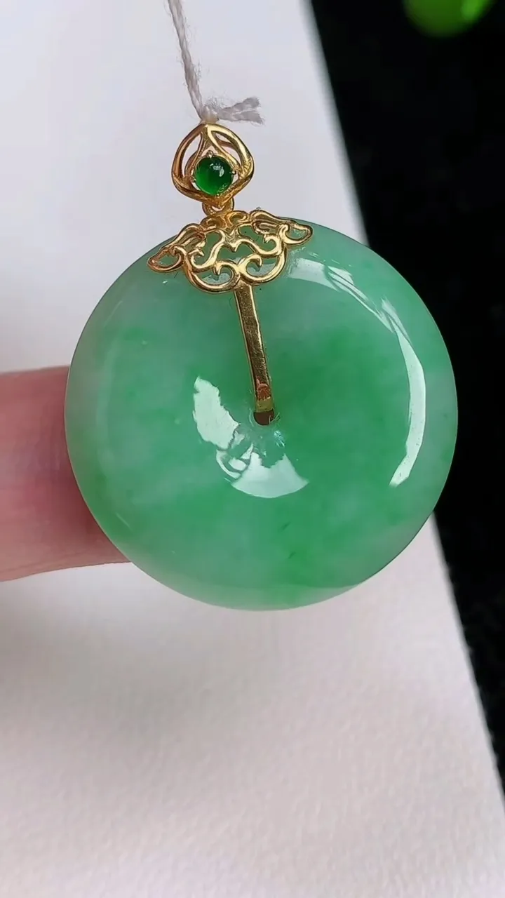天然A货翡翠平安扣吊坠，尺寸25.6-6，重量:9.08g
7月1日