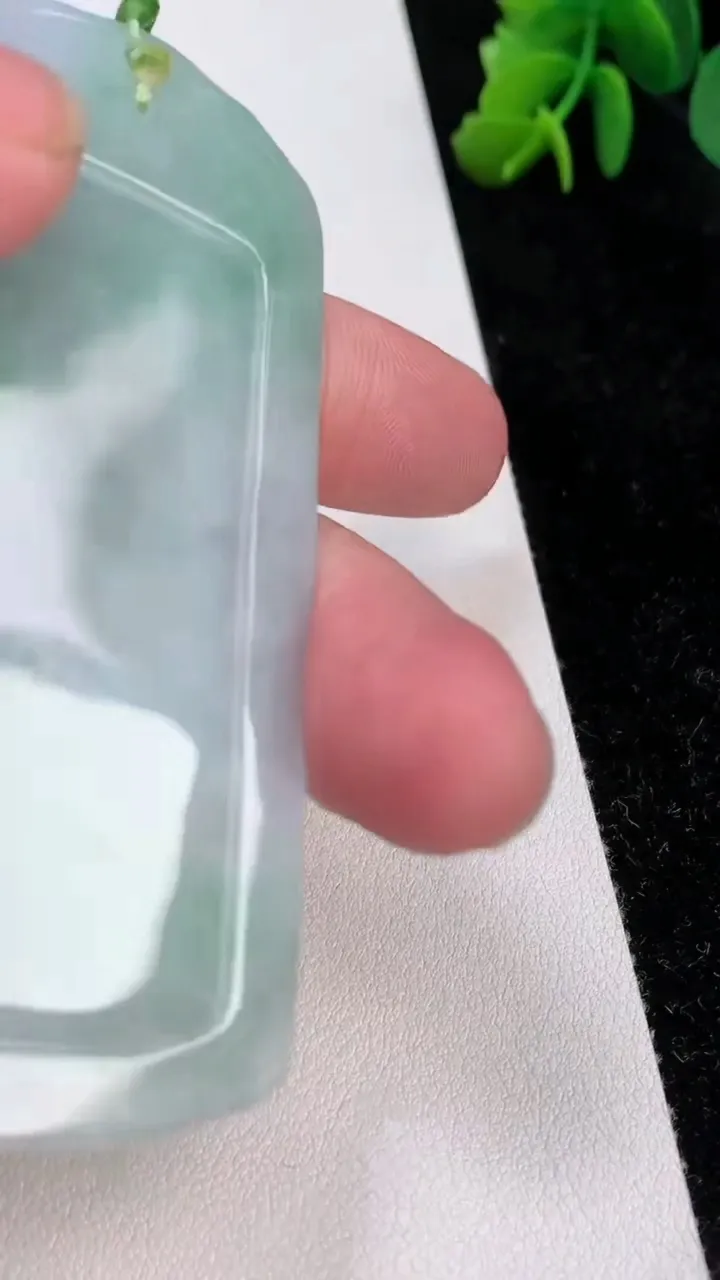 天然A货翡翠大势至观音菩萨吊坠，尺寸74-52-6，重量:47.96g
7月1日