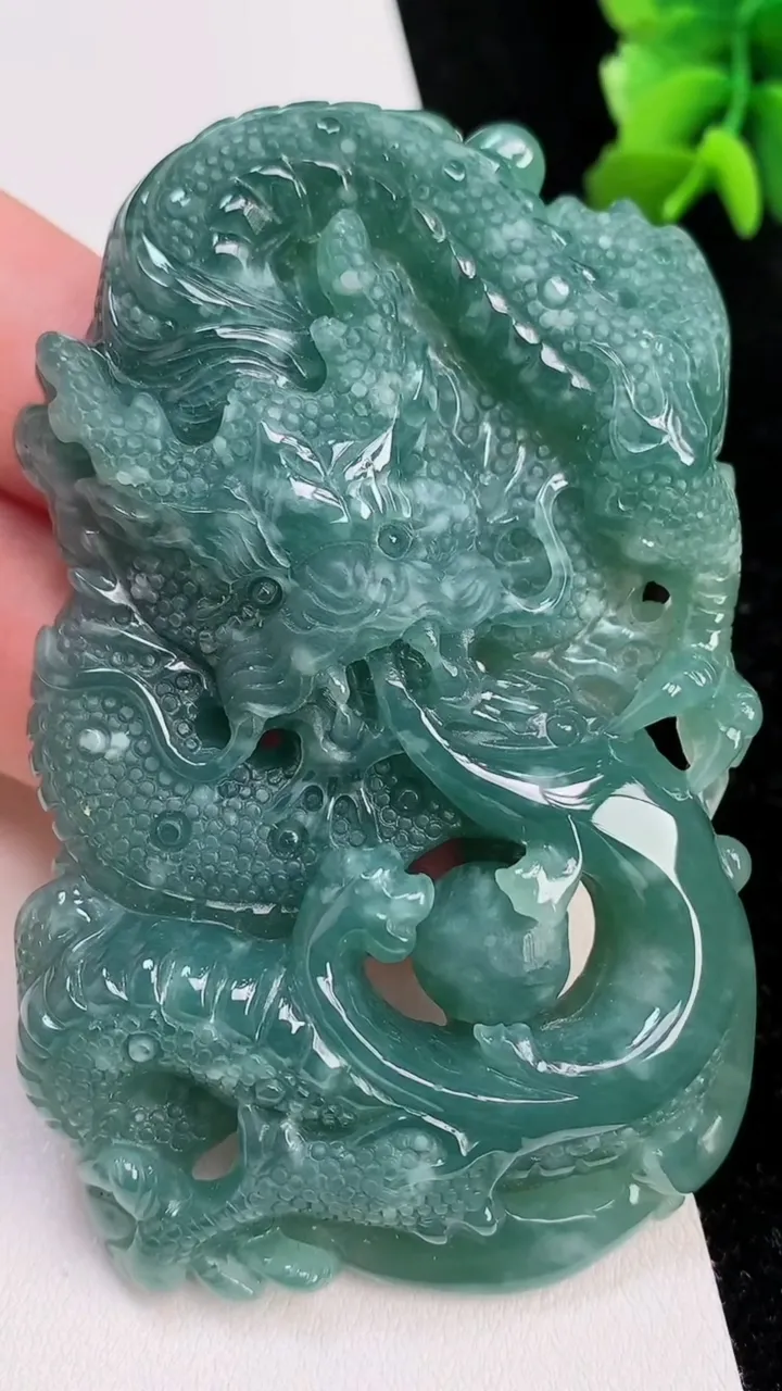 天然A货翡翠蓝水龙牌吊坠，尺寸78-45-13，重:72.26g
7月1日