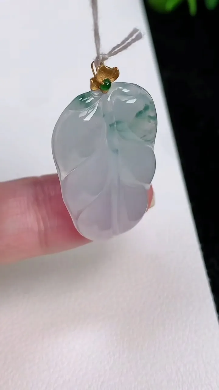 天然A货翡翠18k金飘花金枝玉叶 叶子吊坠，尺寸31.5-19.3-3.4，重量:4.43g
7月1日