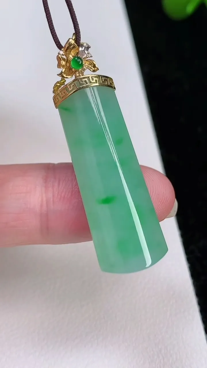 天然A货翡翠无事牌吊坠，尺寸39.2-32.4-11.8-5.8，重量:4.15g
7月1日