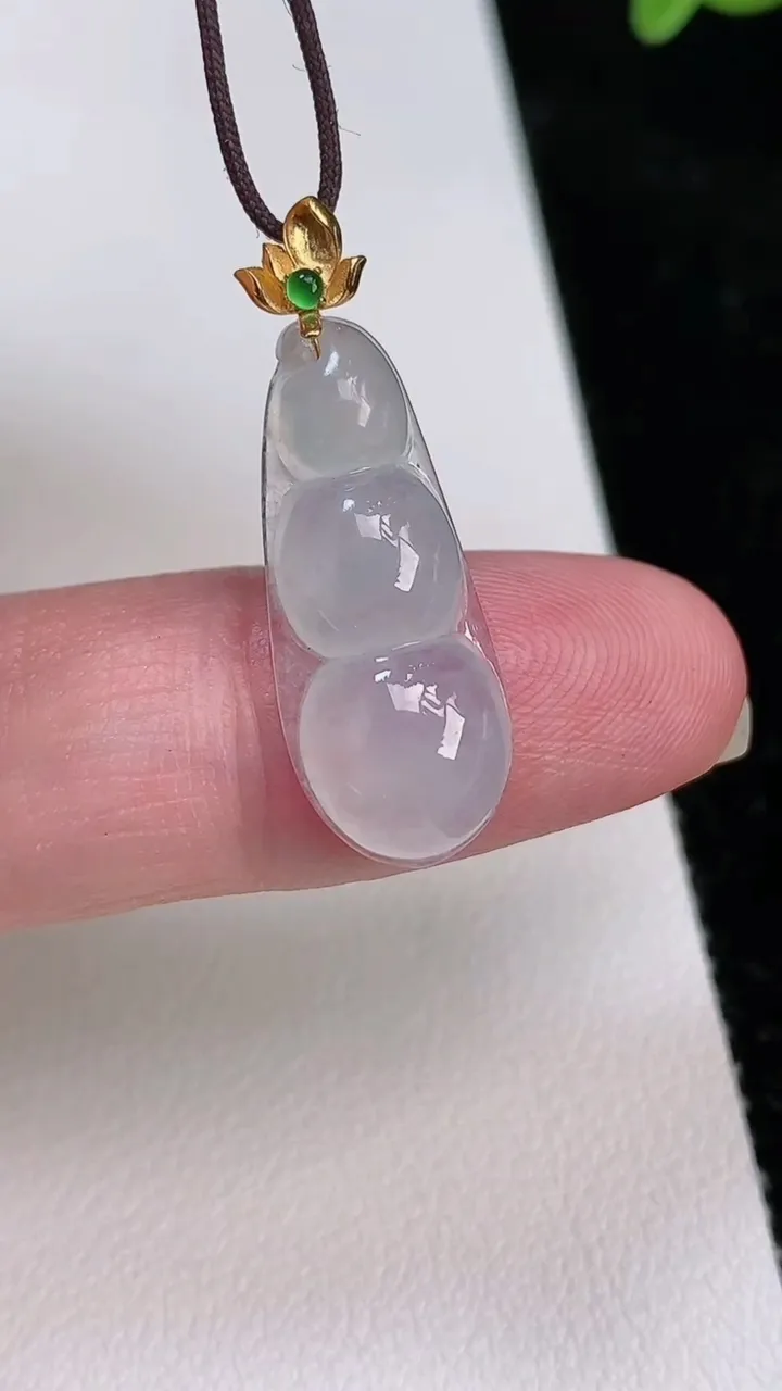 天然A货翡翠种福豆吊坠，尺寸23.2-9.6-4.3，重量:1.75g
7月1日