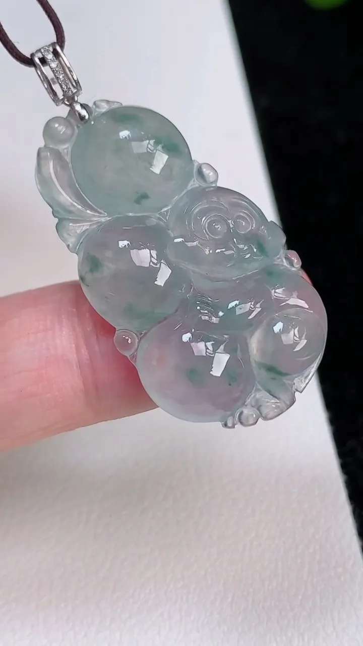 天然A货翡翠种飘花生肖猴吊坠，尺寸34.4-19.2-5.6，重量:6.28g
7月1日