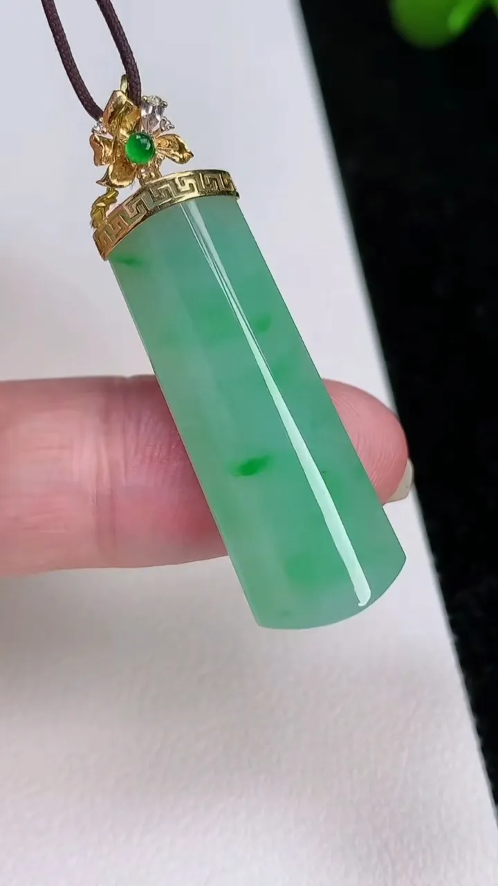 天然A货翡翠无事牌吊坠，尺寸39.2-32.4-11.8-5.8，重量:4.15g
7月1日