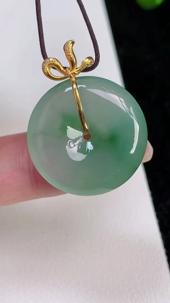 天然A货翡翠平安扣吊坠，尺寸23-5.2，重量:6.24g
7月1日