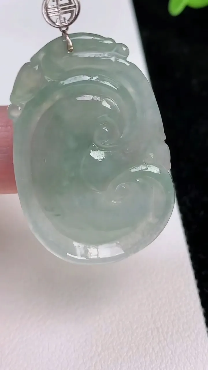 天然A货翡翠如意吊坠，尺寸40-25.6-4.5，重量:9.79g
7月1日