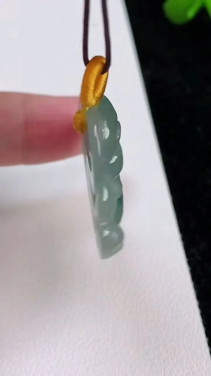 天然A货翡翠飘花佛公吊坠，尺寸29.4-34.2-5.8，重量:9.12g
7月1日