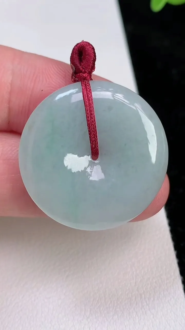 天然A货翡翠平安扣吊坠，尺寸28.7-4.7，重量:8.52g
7月1日