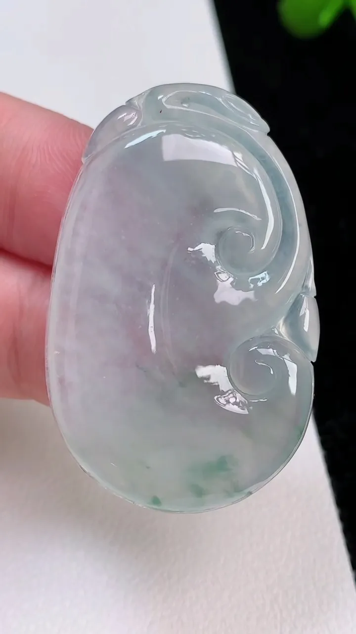 天然A货翡翠冰种飘花如意吊坠，尺寸43.3-27.8-4.3，重量:11.73g
7月1日