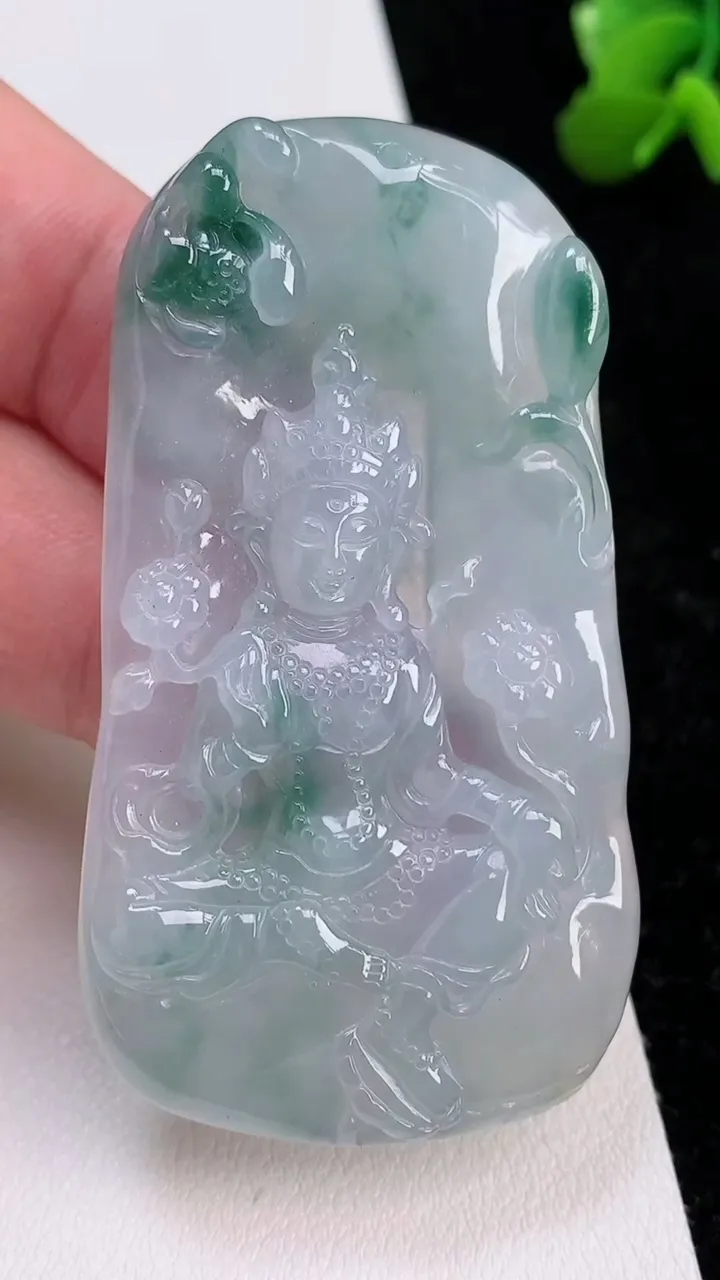 天然A货翡翠飘花大势至观音菩萨吊坠，尺寸61.8-34.8-6.8，重:28.20g
7月1日