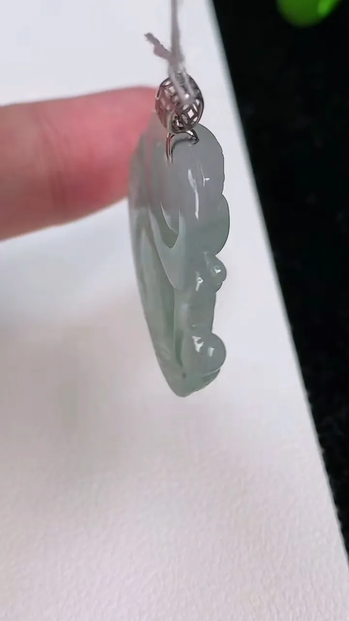 天然A货翡翠18k金飘花佛公吊坠，尺寸28.4-30.8-5.6，重量:8.20g
7月1日