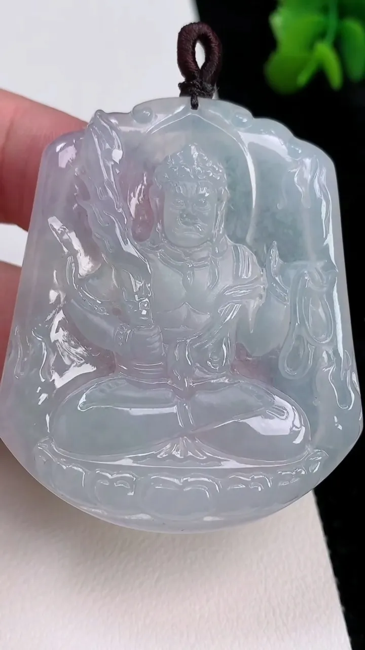 天然A货翡翠不动明王吊坠，尺寸53-44.4-4.5，重量:24.08g
7月1日