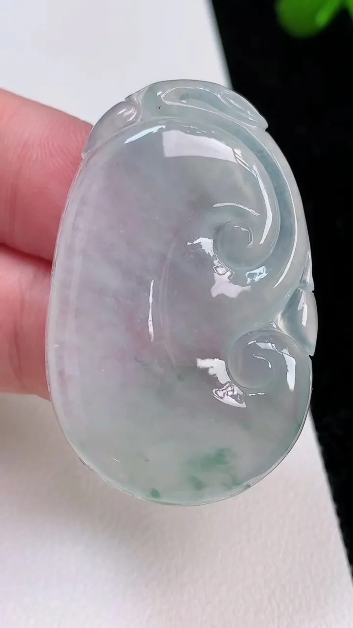 天然A货翡翠冰种飘花如意吊坠，尺寸43.3-27.8-4.3，重量:11.73g
7月1日